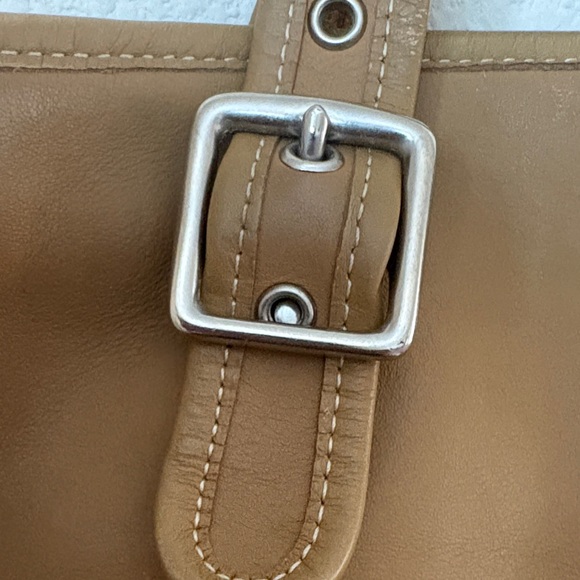 Elegant Tan Leather Handbag - Picture 2 of 6